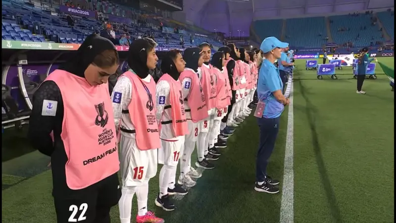 Niente inno e velo indossato in modo scorretto: lo schiaffo delle calciatrici iraniane al regime