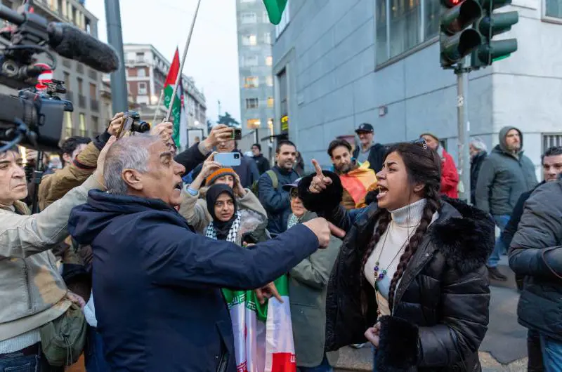 "Spie di Cia e Mossad, fasciste iraniane". Lo sfregio dei pro-regime al sit-in di Cgil, Anpi e Arci