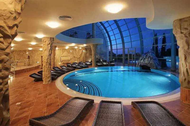 Stanze segrete, piscine e salotti blindati: così i super-ricchi di Dubai si rifugiano sotto terra