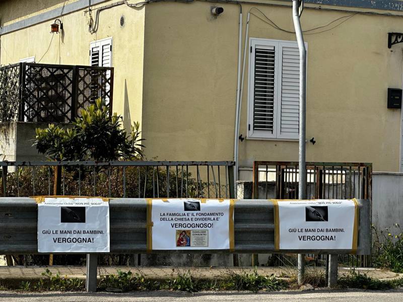striscioni protesta famiglia bosco