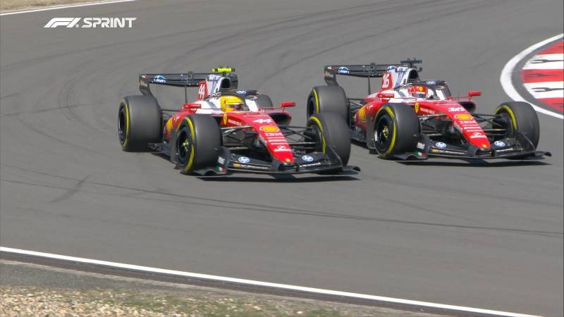 Lewis Hamilton e Charles Leclerc (Ferrari)