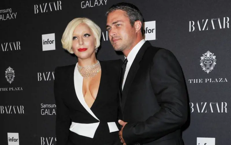 Il videoclip, la proposta di nozze, il discorso agli Oscar: la storia d'amore tra Lady Gaga e Taylor Kinney