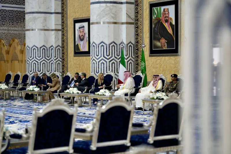 Meloni, blitz nel Golfo. Timori per economia e sicurezza energetica. Prorogato a maggio il taglio delle accise