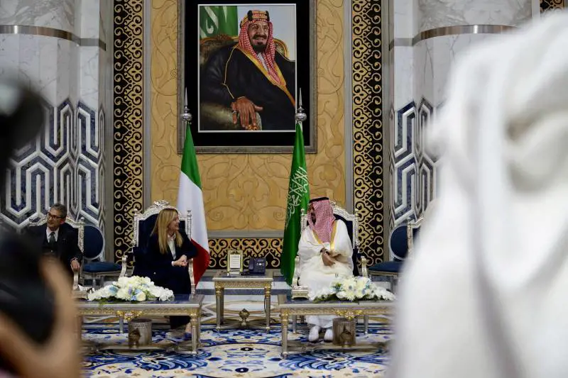 Meloni incontra Bin Salman: energia, Hormuz e difesa, tutti i dossier sul tavolo