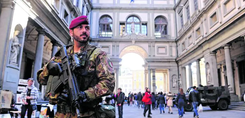  Attacco informatico, Uffizi blindati: rubati codici d'accesso e password 