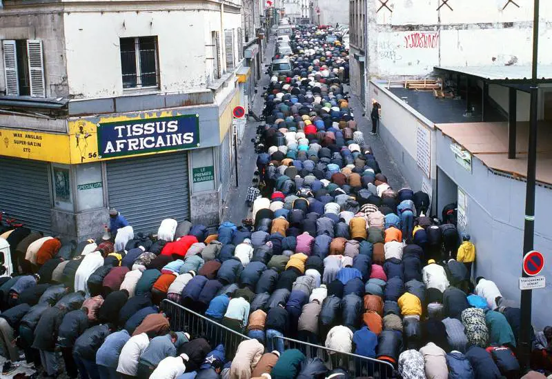 Maxi raduno fondamentalista in Francia: l’imam denuncia l’ombra dei Fratelli Musulmani