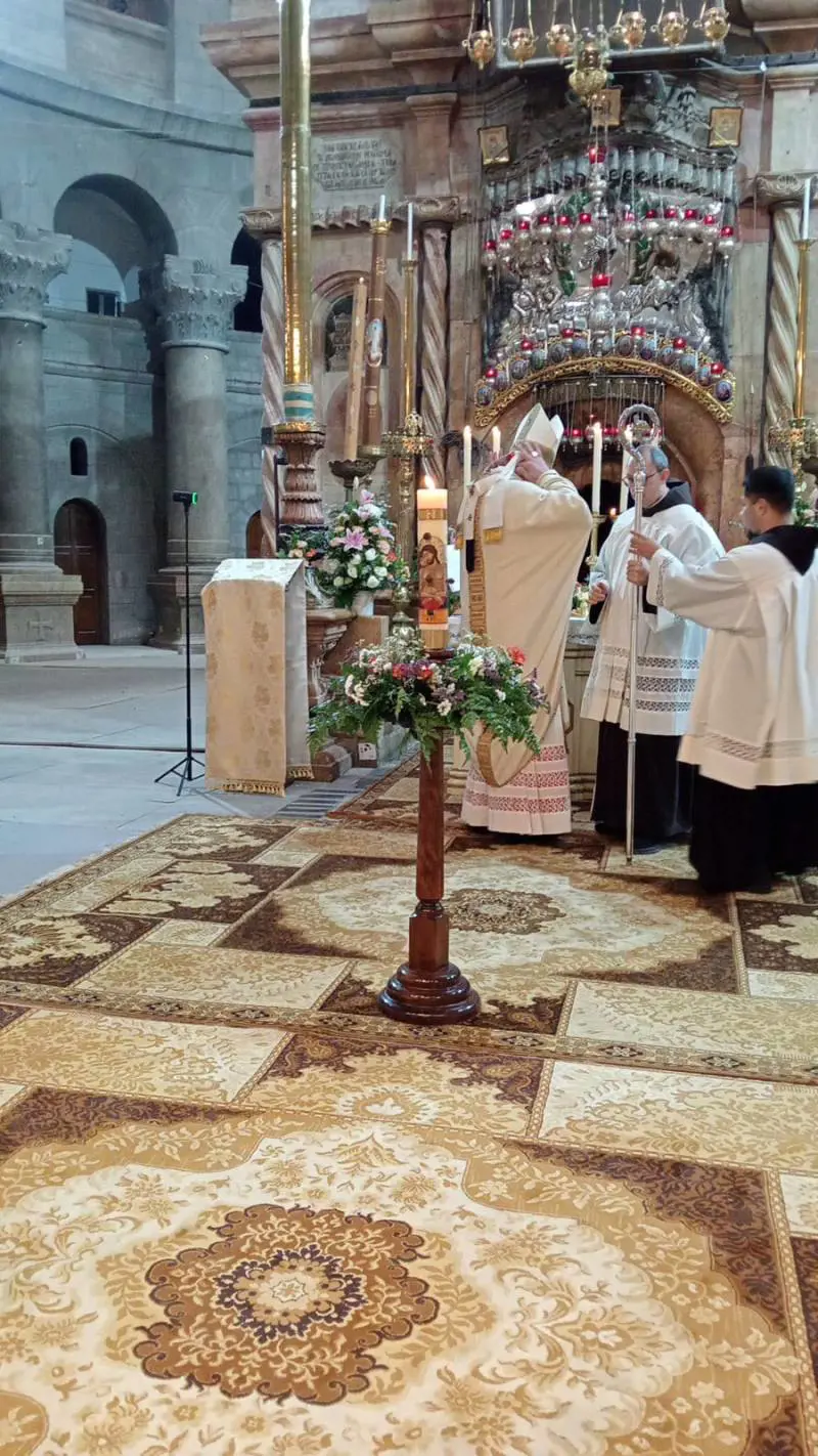 Pasqua al Santo Sepolcro con le porte chiuse: Pizzaballa celebra davanti a soli 20 fedeli