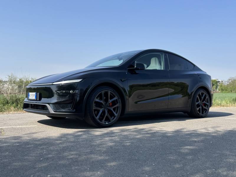 Tesla Model Y Performance: guarda le foto 4