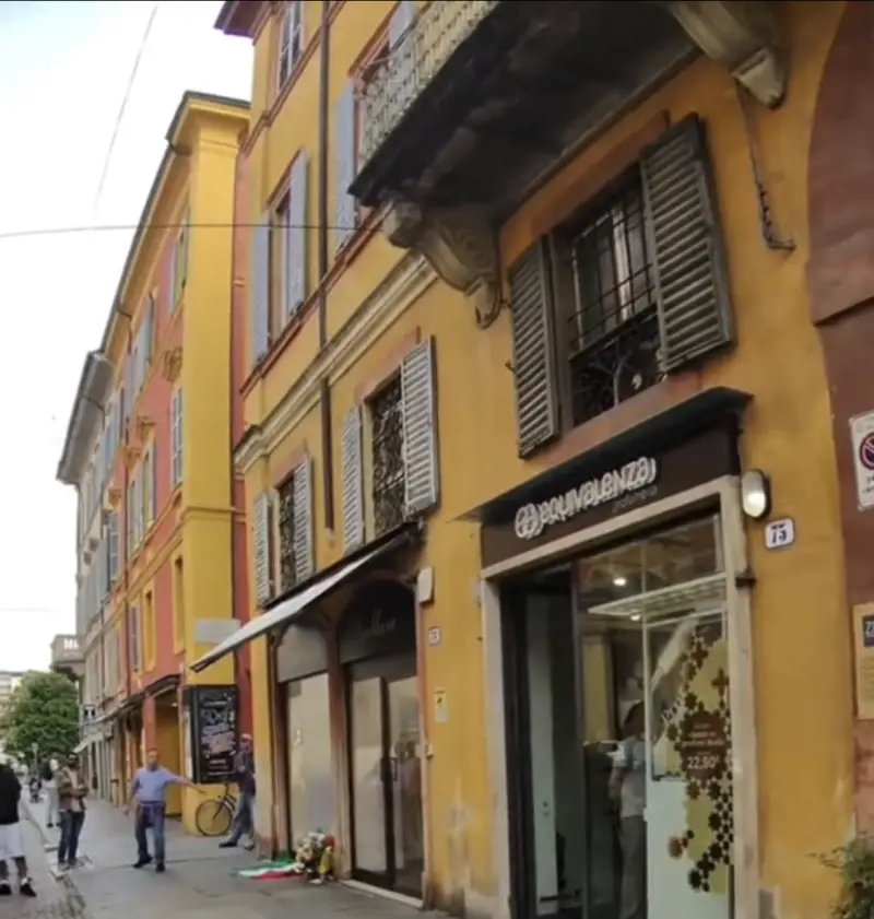 Modena, passante cerca di togliere il Tricolore dal luogo dell’impatto: “Ma la bandiera della Palestina…”