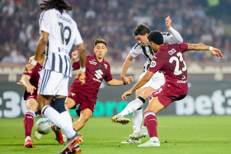 Ultrà & commedia. Il degno finale per il pallone della mediocrità