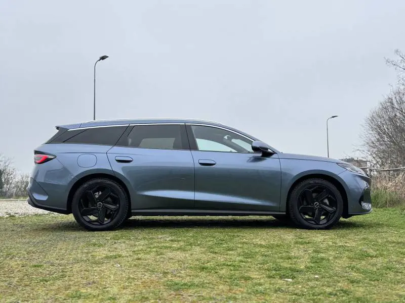 BYD Seal 6 DM-i Touring: la wagon cinese ibrida che pensa in grande