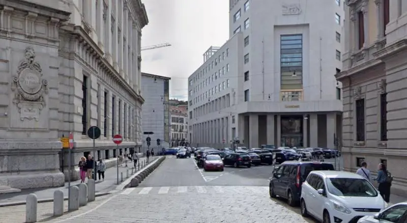 Allarme sicurezza a Milano: ragazze accerchiano un'anziana e tentano di rapinarla