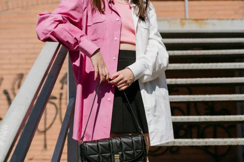 Camicia Oversize, la nuova tendenza per l'estate 2026 è la combo con il top
