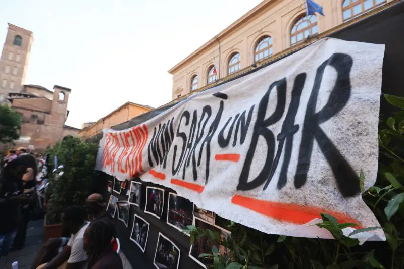 Bologna sotto ricatto dei collettivi rossi. Fdi rinuncia all'incontro: "Vogliamo tutelare le forze dell'ordine"