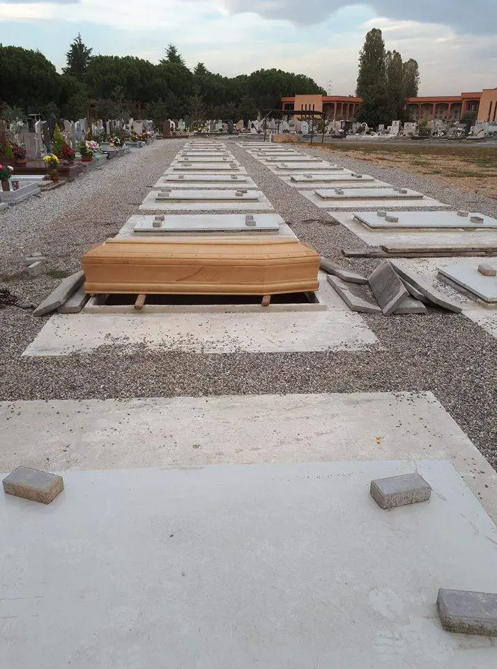 "Tombe troppo piccole: la bara resta a mezz'aria"