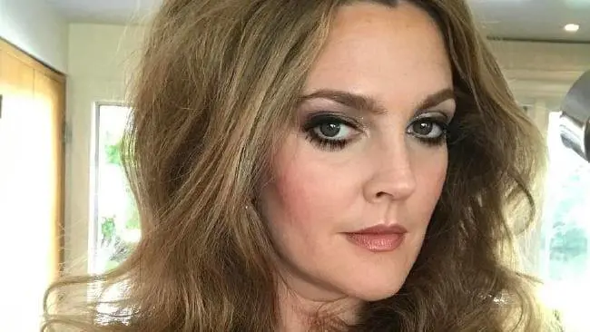 "Ho pianto davanti al mio guardaroba". La maternità spiegata da Drew Barrymore