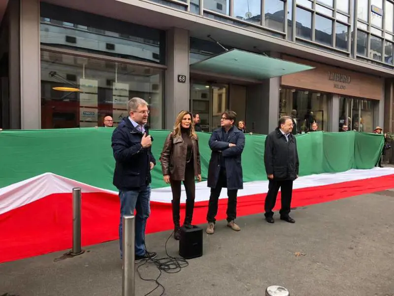 Fanfara, alzabandiera e i mezzi dell'Esercito, una folla di milanesi celebra il 4 Novembre