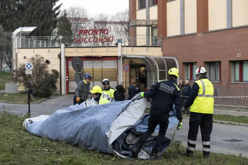 Tende-triage fuori dagli ospedali E c'è un piano per usare gli hotel