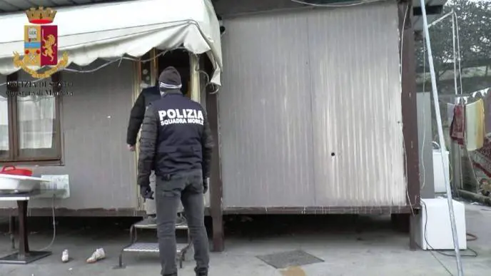 "Devi frequentare solo rom". E la madre pesta la figlia 17enne