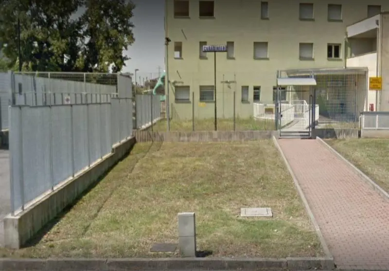 Ciclista rischia di investire figlio: clandestino gli spezza la gamba