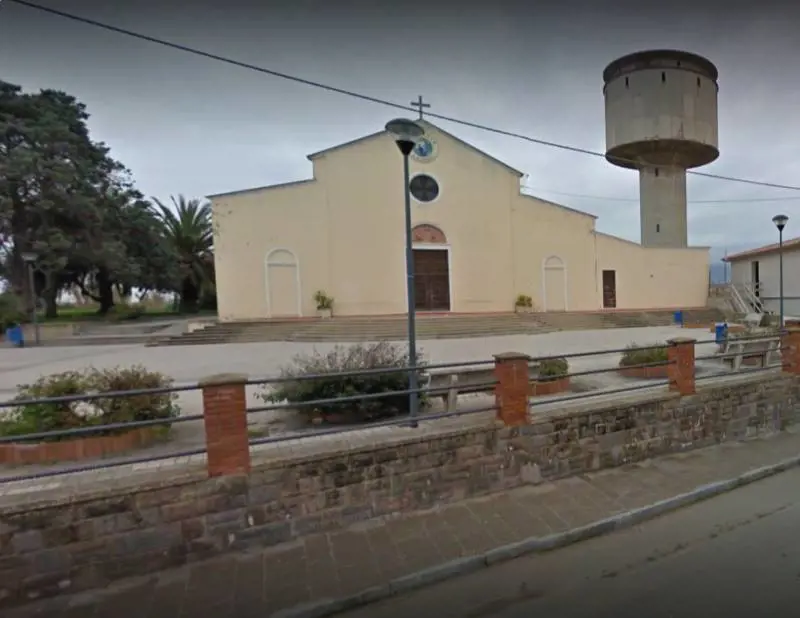 La 16enne bacia fidanzatino, il prete la prende a schiaffi