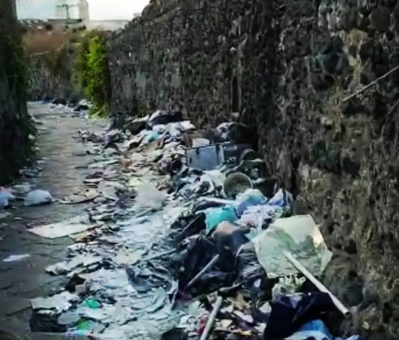 La strada degli scavi di Ercolano ridotta a discarica: la protesta dei cittadini