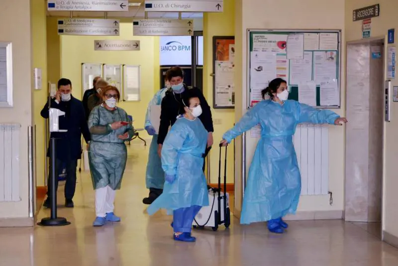 Coronavirus, ricoverata donna con sintomi: è collega del 38enne contagiato