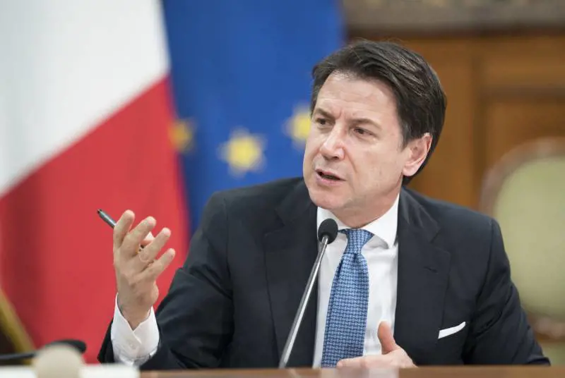 L'esecutivo di unità minaccia il premier