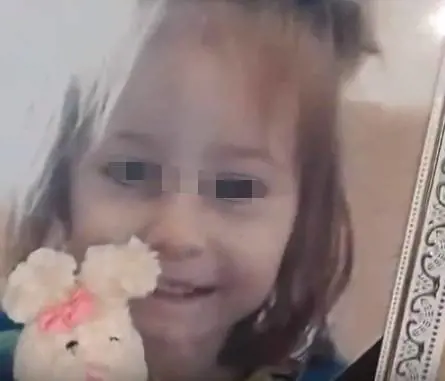 Bimba rompe il lettore dvd: la baby sitter ubriaca la uccide con 10 coltellate