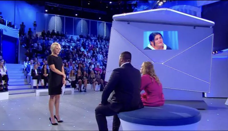 Maria De Filippi sbotta e gela il pubblico: "Le patate? Non c'è nulla da ridere"