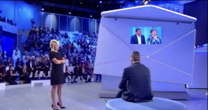 C'è posta per te, il figlio non perdona il padre, lui esce dallo studio: "Non piangere sulla mia tomba"