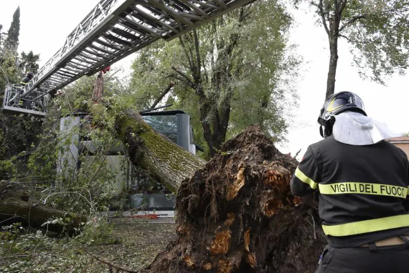 Maltempo, nuovi temporali e allerta arancione da Nord a Sud