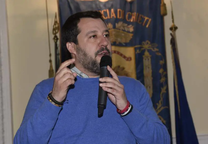 Coronavirus, l'ira di Salvini: "Quarantena volontaria, stiamo scherzando?"