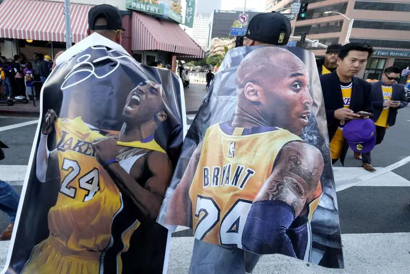 L'ultimo saluto a Kobe e Gianna Bryant. La moglie Vanessa: "Ci vediamo in paradiso"