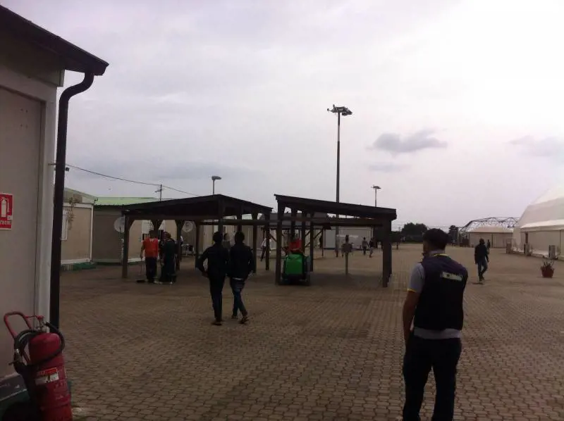 L'orrore dei nigeriani al Cara di Bari: 24enne stuprata e pestata