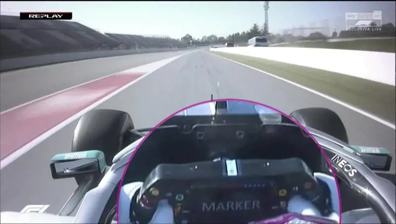La Mercedes è già nel futuro con il volante mobile