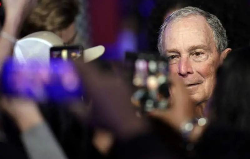 "I miei soldi per battere Trump" E Bloomberg scatena tutti i dem