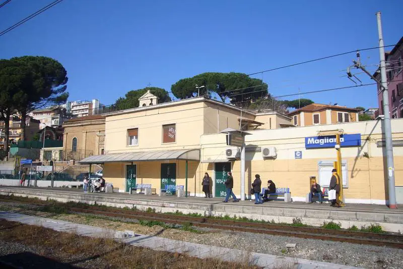 Roma, pestano e rapinano uomo sul treno: fermata gang di romeni