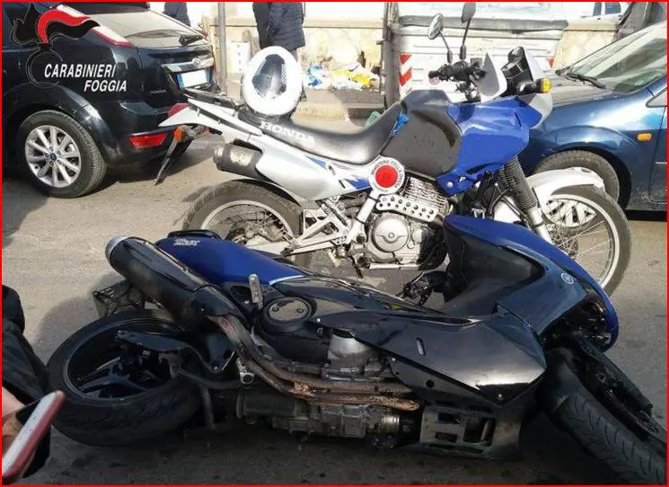 Lancia scooter contro i carabinieri dopo aver forzato posto di blocco