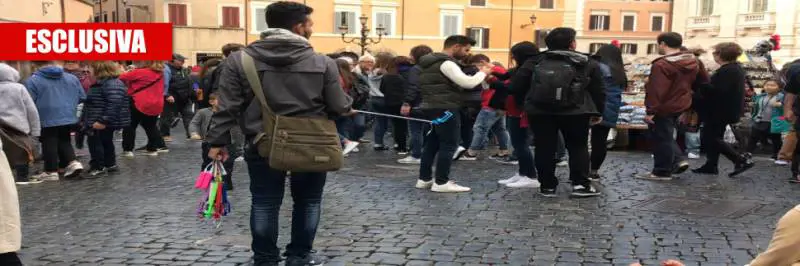 I vucumprà sfuggono ai controlli: così nascondono la merce di contrabbando