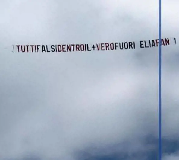 Grande Fratello, lo striscione contro i concorrenti