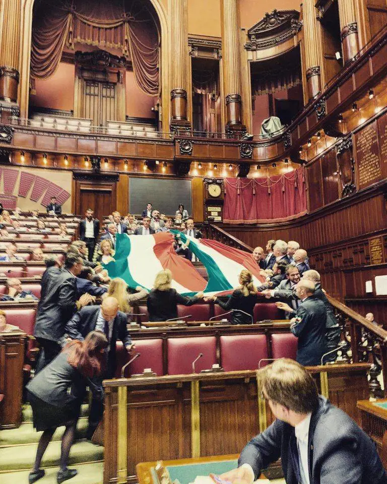 FdI e il tricolore in Aula per la Grande Guerra. Fico: "Toglietelo subito"