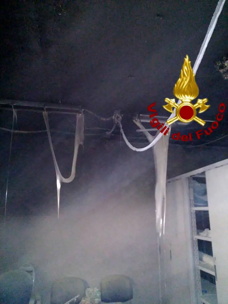 Incendio alla sede Inps del Tuscolano: due persone sono rimaste intossicate