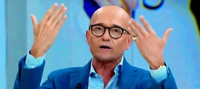 Gf Vip, Signorini pensa di avere il microfono spento e sussurra: "Una rompi..."