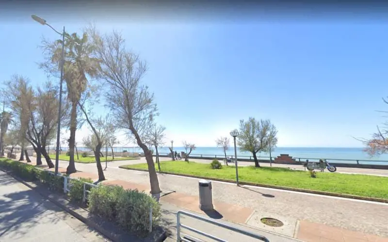 Salerno, con bottiglia contro passanti: nigeriano già espulso al Cie