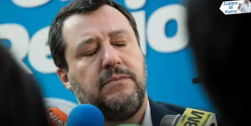 "Pagliaccio, razzista, allarmista". Adesso Salvini diventa anche untore