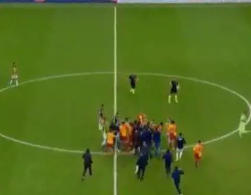 Maxi rissa al termine di Galatasaray-Fenerbahce: in scena un tutti contro tutti