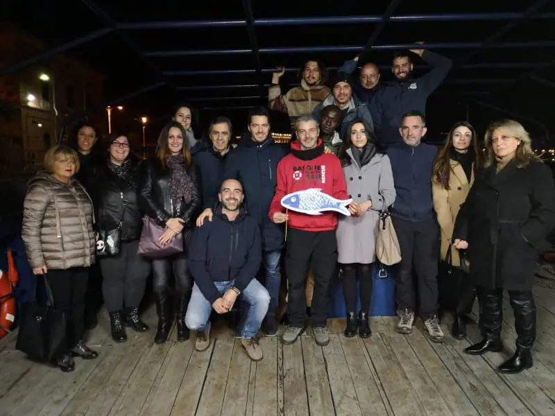 Le sardine sulla nave della Ong: "Ultimi testimoni di umanità e giustizia"