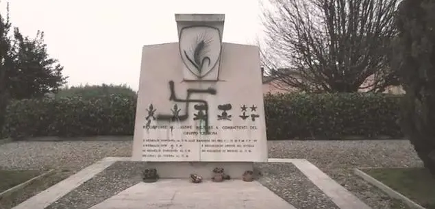 Ravenna, monumento ai partigiani imbrattato con svastica