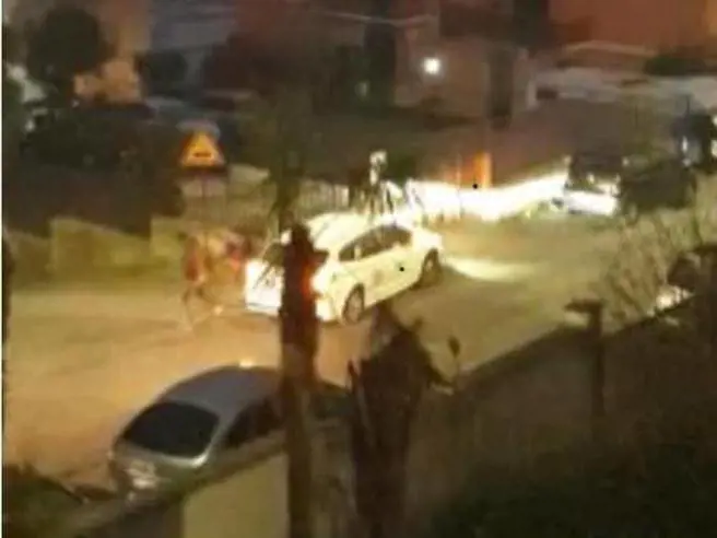 "Aiuto, mi rubano la macchina". Tassista aggredito in strada a Roma